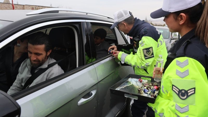 Kapadokya’da Jandarma Ekipleri Bayramda Turistleri Şeker ve Kolonya ile Karşıladı