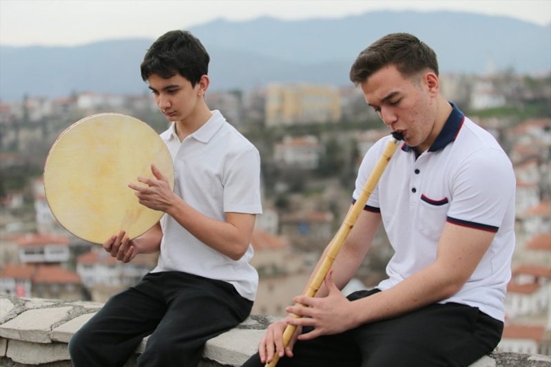 Karabük'teki Lise Öğrencileri, Geleneksel Türk Müzik Kültürünü Turistlerle Buluşturuyor