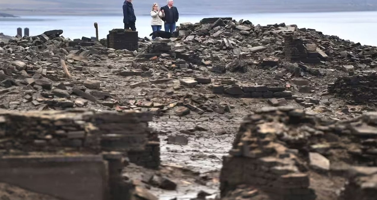 Kazıklar yükseldi, su çekilince Derwent köyü gün yüzüne çıktı