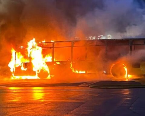 Kendini ateşe veren kişinin neden olduğu otobüs yangınında 6 kişi hayatını kaybetti