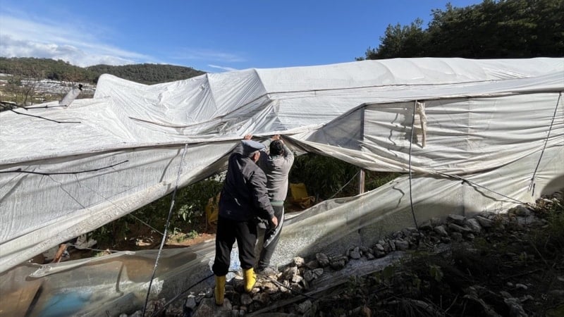Kumluca’da Hortum Seralara Zarar Verdi, Çiftçiler Hasar Tespiti İçin Çalışmalara Başladı