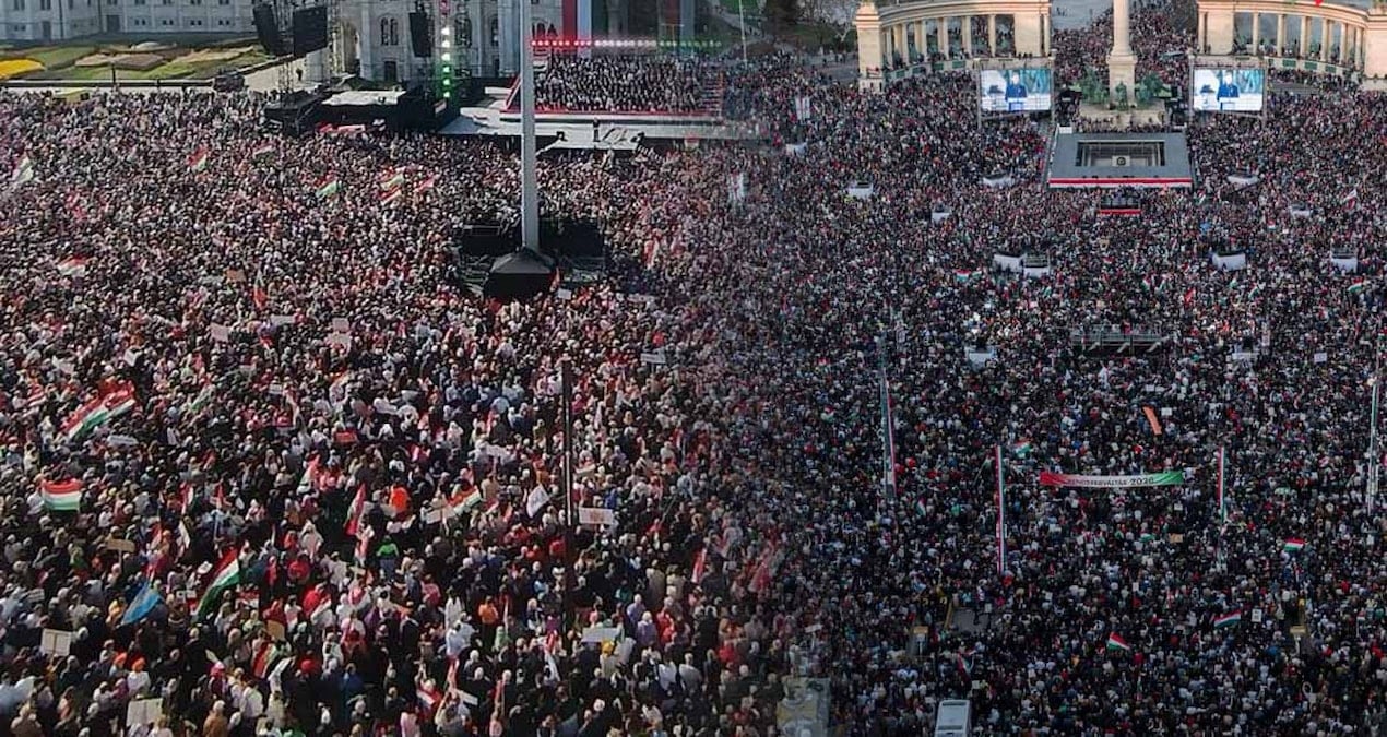 Macaristan’da Seçim Öncesi On Binlerce Kişi Sokaklara Döküldü