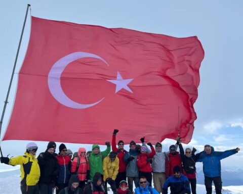 Madur Dağı'nda Türk Bayrağı Yenilendi: Gönüllü Dağcılar Zirveye Çıktı