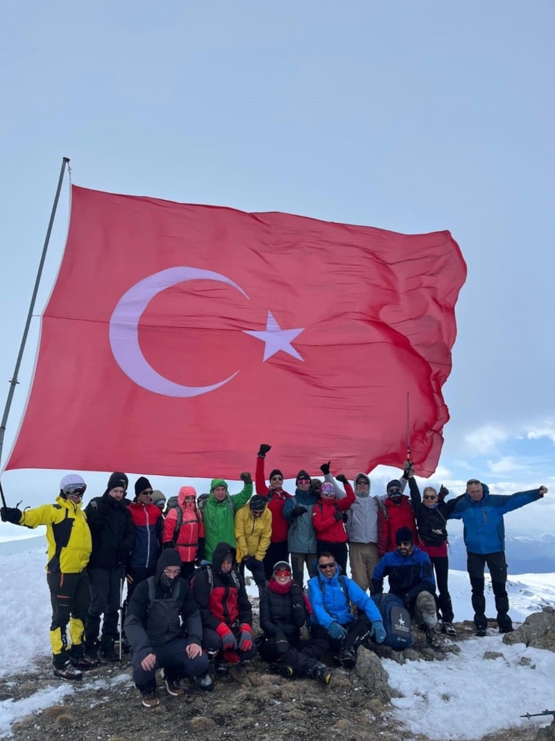 Madur Dağı'nda Türk Bayrağı Yenilendi: Gönüllü Dağcılar Zirveye Çıktı