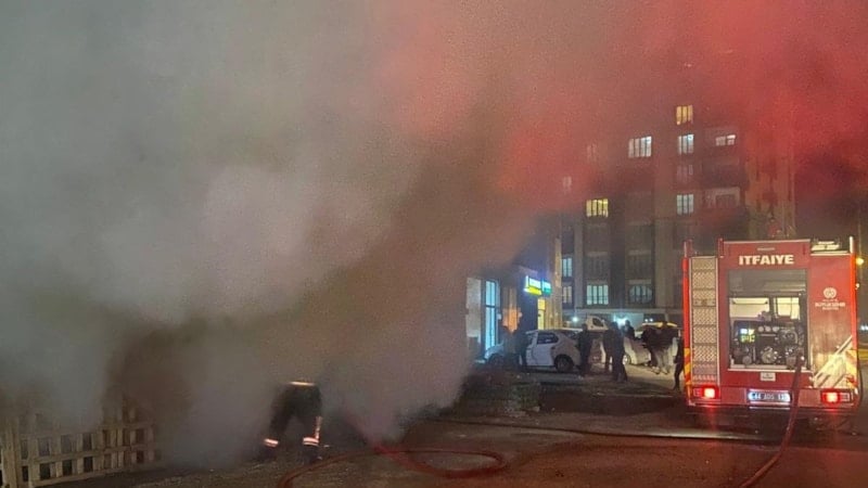 Malatya'da konteyner yangını itfaiye ekipleri tarafından söndürüldü