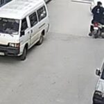 Manisa'da otomobil, motosikletliye çarpmamak için bakkala dalarak kaza yaptı