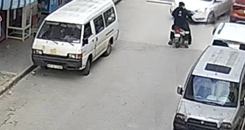 Manisa'da otomobil, motosikletliye çarpmamak için bakkala dalarak kaza yaptı