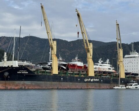 Marmaris'e lüks motor yat taşıyan kargo gemisi yanaştı