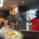 McDonald's Restoranında Robotlar Müşterileri Karşılıyor