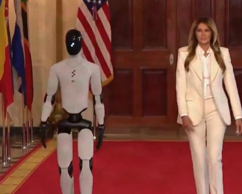 Melania Trump, Beyaz Saray'daki Etkinliğe İnsansı Robotla Katıldı