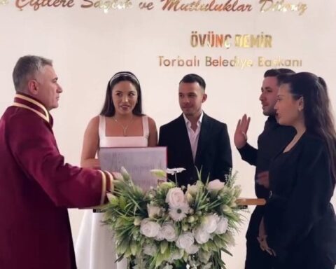Nikah töreninde esprili anlar, memurun geri dönüşüyle kahkahalara yol açtı