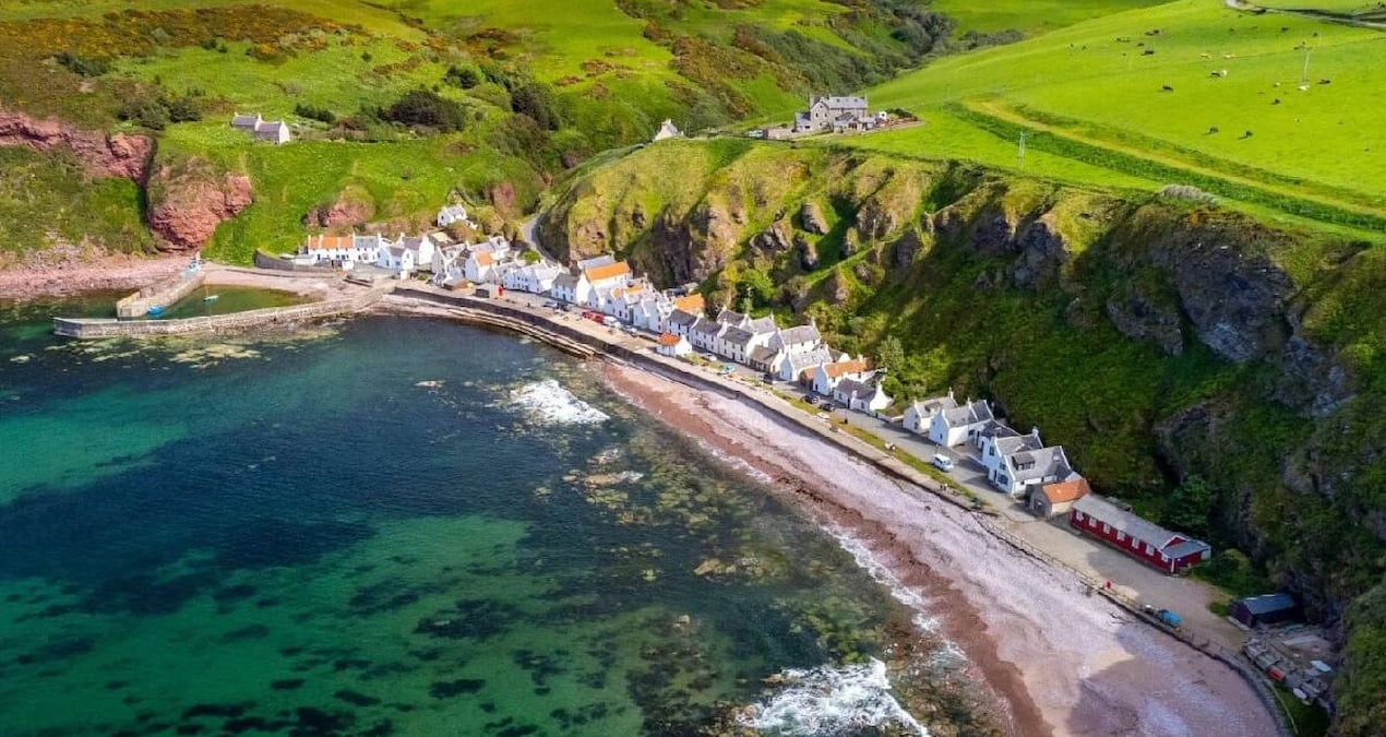 Pennan: Minimalist Yerleşim Planıyla Doğal Güzelliklerin Cazibe Merkezi