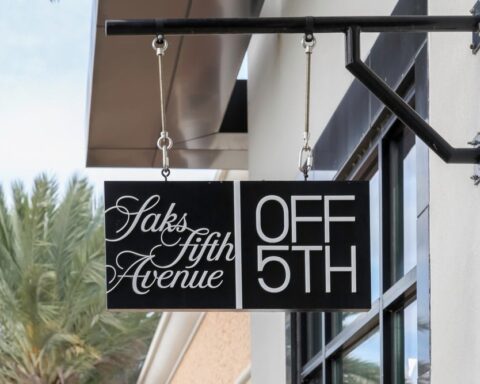 Saks OFF 5TH mağazalarında iflas süreciyle birlikte büyük indirimler başlatıldı