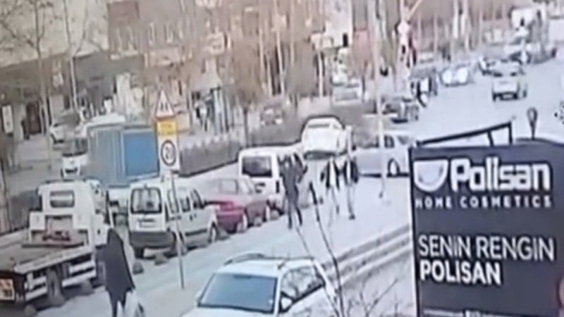 Sancaktepe'de Kontrolsüz Çıkan Otomobilin Neden Olduğu Trafik Kazasında İki Kişi Yaralandı