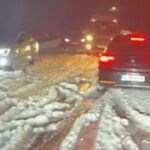 Şanlıurfa'da kar ve dolu yağışı yolu beyaza bürüdü, sürücüler zor anlar yaşadı