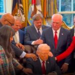 Trump'ın Ofisinde Dua Eden Grup Sosyal Medyada Gündem Oldu