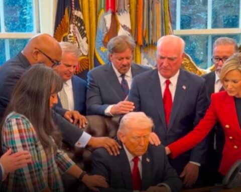 Trump'ın Ofisinde Dua Eden Grup Sosyal Medyada Gündem Oldu