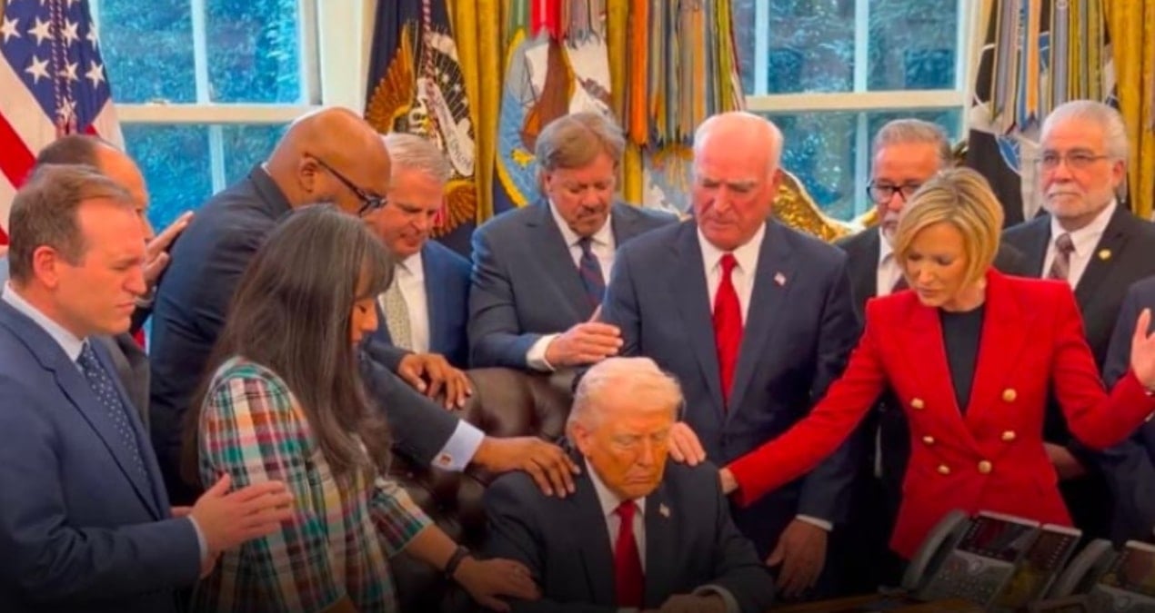 Trump'ın Ofisinde Dua Eden Grup Sosyal Medyada Gündem Oldu