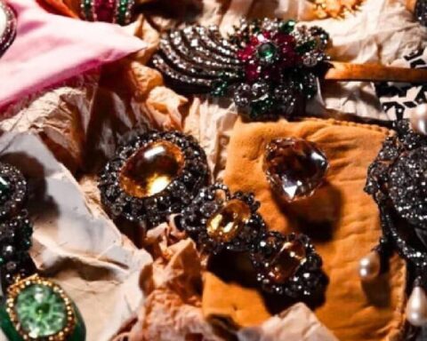 Unutulmuş Bavulda 100 Yıllık Floransa Elması ve Tarihi Mücevherler Bulundu