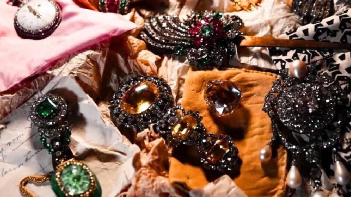 Unutulmuş Bavulda 100 Yıllık Floransa Elması ve Tarihi Mücevherler Bulundu