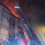 Üsküdar'da Bir Sitedeki Binanın Çatısında Yangın Çıkarken, Sakinler Panik Yaşadı