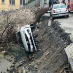 Üsküdar'da Yağışlar Sonrası Yol Çökmesi: Park Halindeki Araç Çukura Devrildi