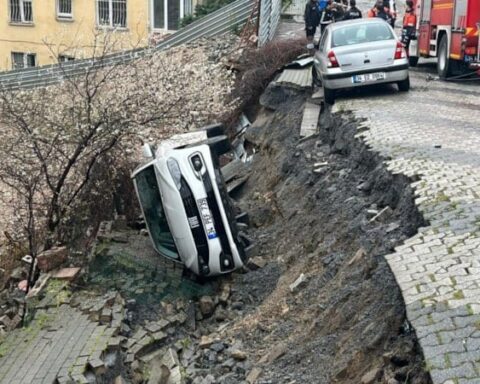 Üsküdar'da Yağışlar Sonrası Yol Çökmesi: Park Halindeki Araç Çukura Devrildi