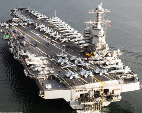 USS Gerald R. Ford, Girit Adası'ndaki Souda Üssü'nde bakım görüyor