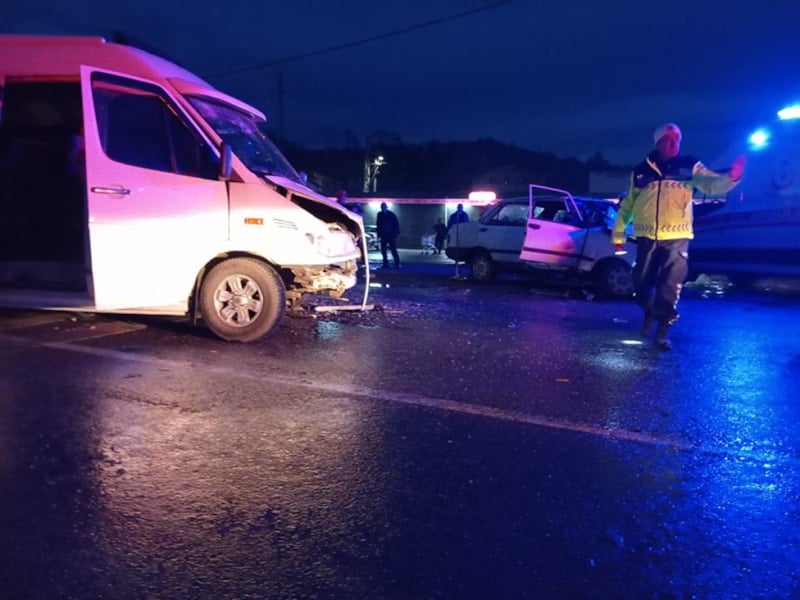 Zonguldak'ta işçi servisiyle çarpışan otomobilin sürücüsü hastanede hayatını kaybetti