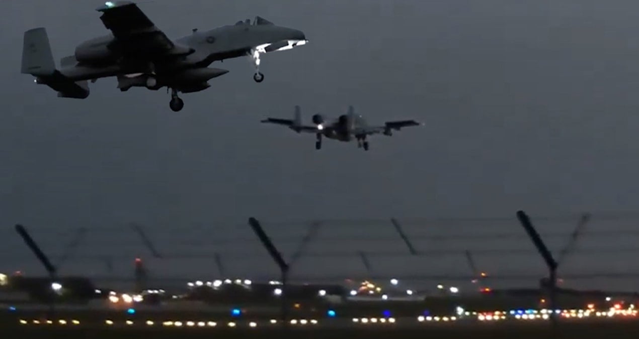 ABD, 12 A-10 Saldırı Uçağını İngiltere'ye Gönderdi