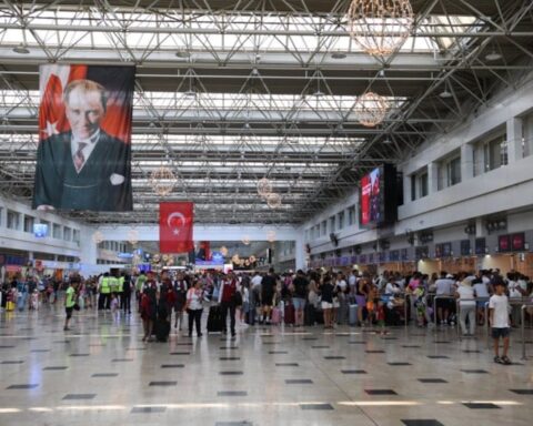 Abdulkadir Uraloğlu: Ocak-Mart Döneminde 49 Milyon Yolcu Hava Yolu ile Seyahat Etti