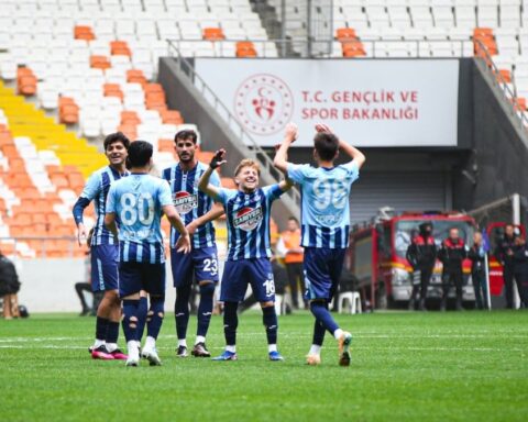 Adana Demirspor, Manisa Futbol Kulübü'nü 2-1 yenerek sezonun ilk galibiyetini aldı