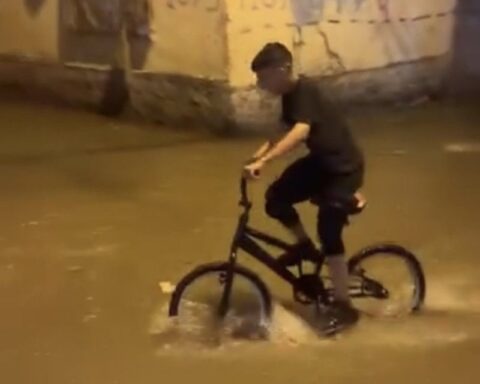 Adana'da Şiddetli Yağış, Cadde ve Sokakları Göle Çevirdi