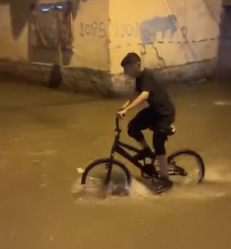 Adana'da Şiddetli Yağış Sonrası Cadde ve Sokaklar Suyla Doldandı