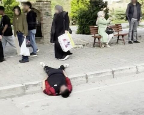 Adana'da Uyuşturucu Bağımlısı Durakta Uyudu, Durum İçler Acısı