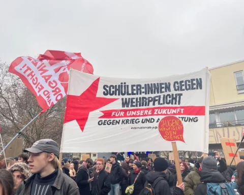 Almanya'daki Yeni Askerlik Yasası Gençleri Sokaklara Döktü