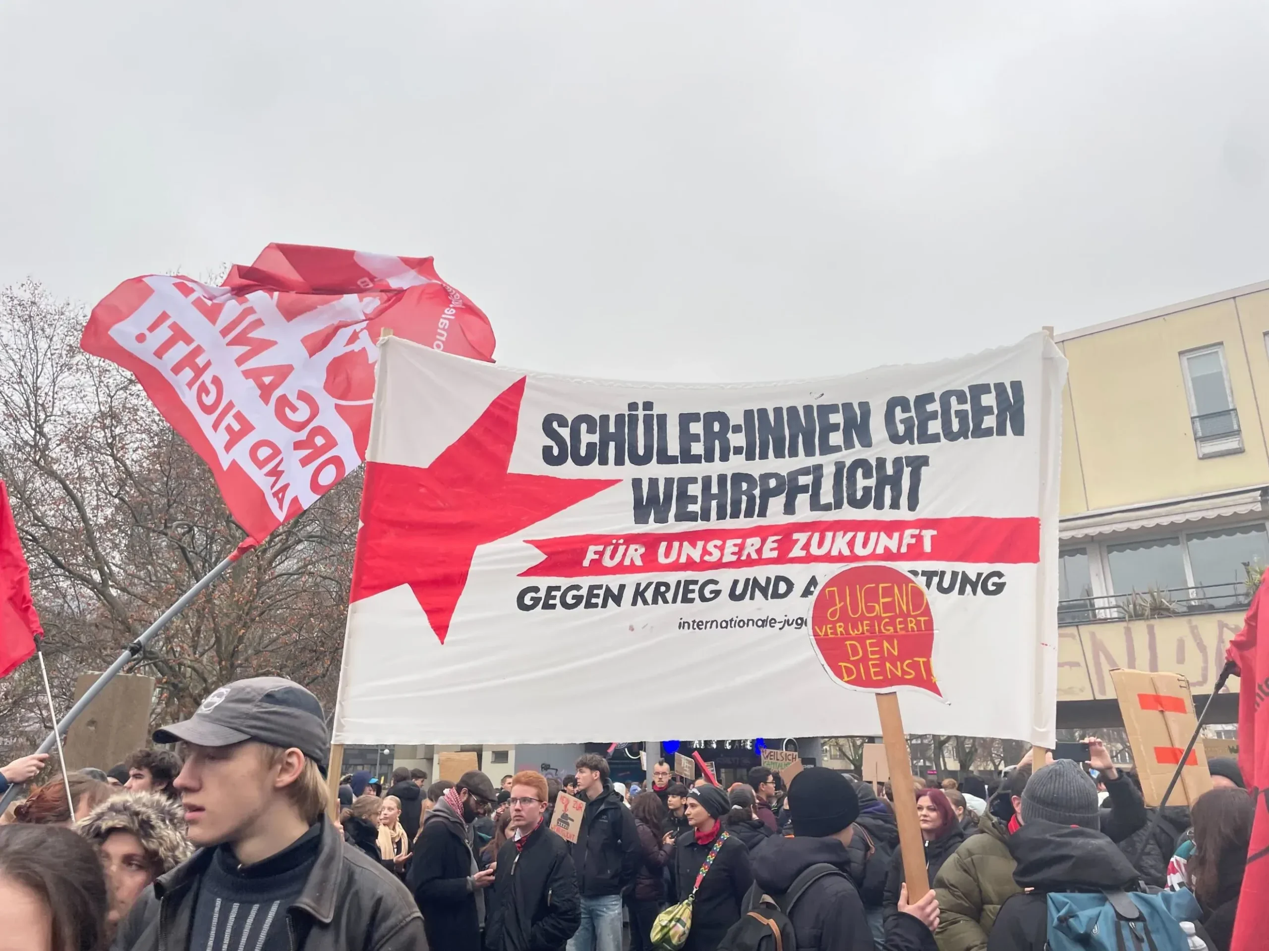 Almanya'daki Yeni Askerlik Yasası Gençleri Sokaklara Döktü