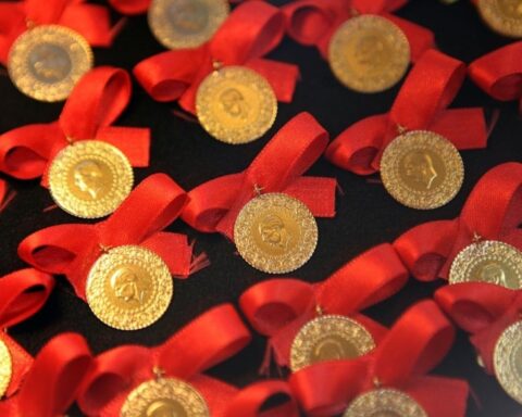 Altın fiyatlarında kararsızlık sürüyor: Yatırımcılar için fırsatlar doğuyor