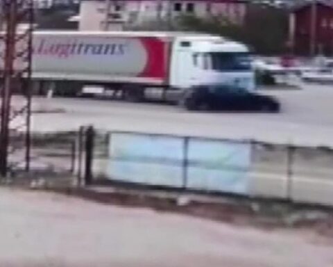 Amasya'da Tırın Önüne Katıp Sürüklediği Otomobilin Kazası Güvenlik Kamerasına Yansıdı