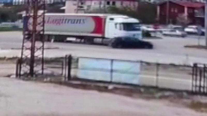 Amasya'da Tırın Önüne Katıp Sürüklediği Otomobilin Kazası Güvenlik Kamerasına Yansıdı