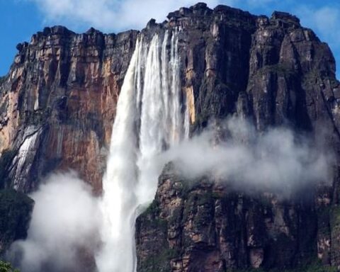 Angel Şelalesi’nde Suyun Havada Asılı Kalması Doğa Harikası Olarak Görülüyor