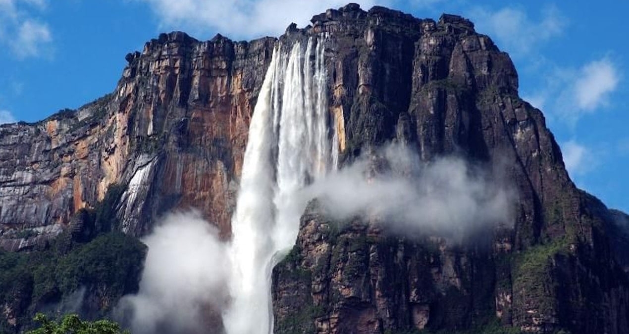 Angel Şelalesi’nde Suyun Havada Asılı Kalması Doğa Harikası Olarak Görülüyor
