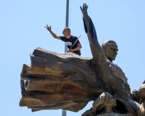 Antalya'da anıt üzerinde intihar girişimi: Polisin 2 saat süren ikna çabası成功