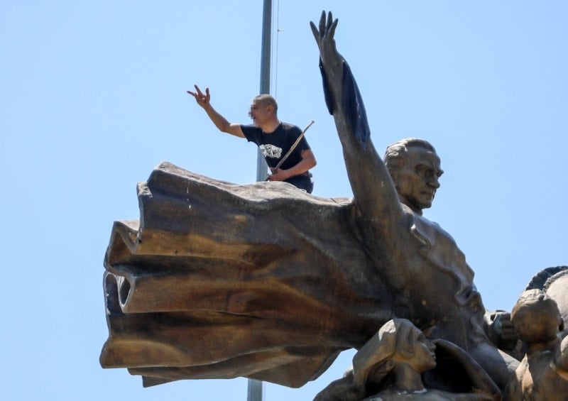 Antalya'da anıt üzerinde intihar girişimi: Polisin 2 saat süren ikna çabası成功