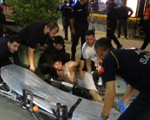 Antalya'da Derbi Coşkusunda Bıçaklı Saldırı: Bir Taraftar Yaralandı