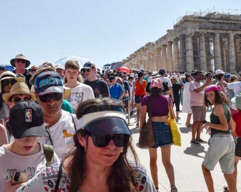 Atina'da Turizm Krisisi: Belediye Başkanı Şehir Merkezini Koruma Çabasında