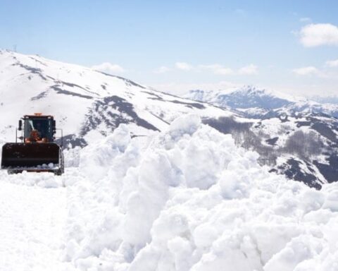 Bahar Gelirken Bayburt’ta Kış Koşullarına Karşı Yoğun Kar Temizleme Çalışmaları