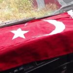 Belediye Çalışanı Çöpten Aldığı Türk Bayrağını Kamyonunda Muhafaza Etti