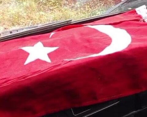 Belediye Çalışanı Çöpten Aldığı Türk Bayrağını Kamyonunda Muhafaza Etti