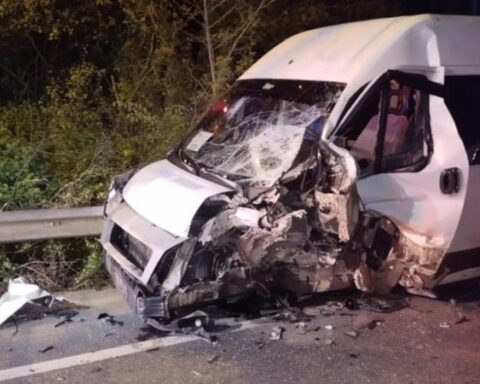 Beykoz'da Servis Minibüsü ile Otomobil Çarpıştı, 11 Kişi Yaralandı